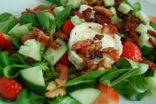 Zomerse salade aardbeien en geitenkaas