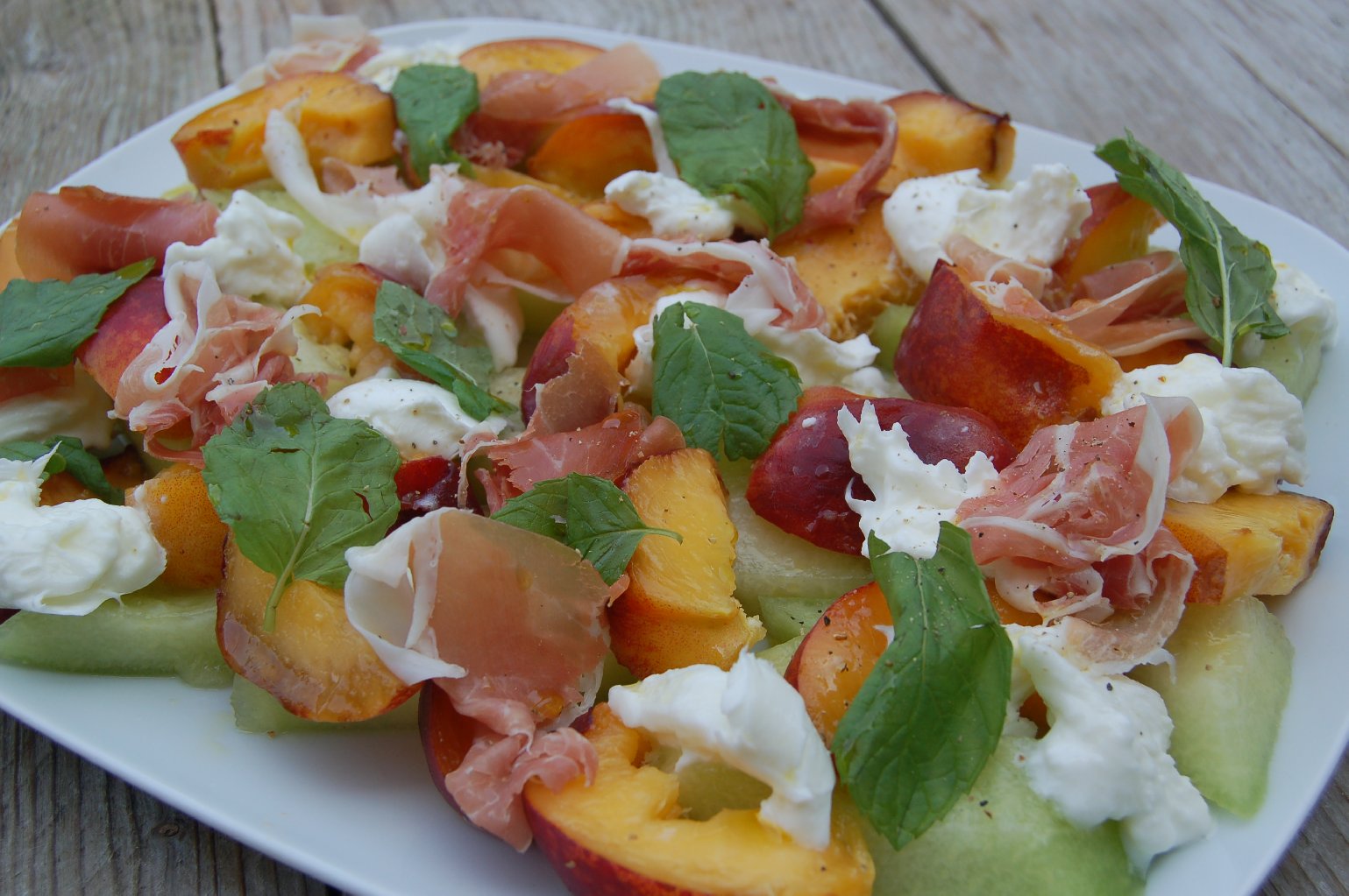 Perzik, meloen en parmaham salade - saladerecepten