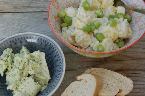 Verse aardappelsalade en kruidenboter