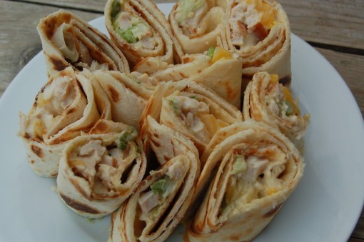 Wraps met gerookte kip, mango en avocado