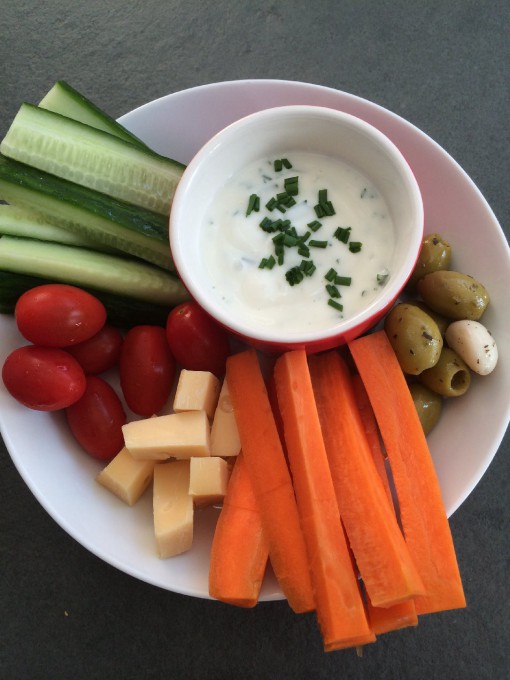 Gezonde hapjes met yoghurt dip