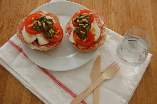 Italiaanse bol caprese met salami