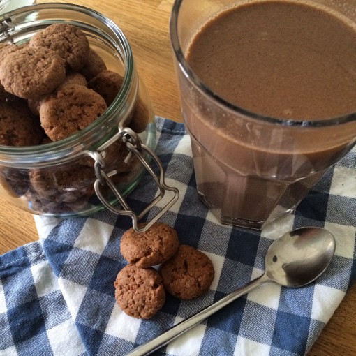 Gezonde warme chocolademelk met pepernoten