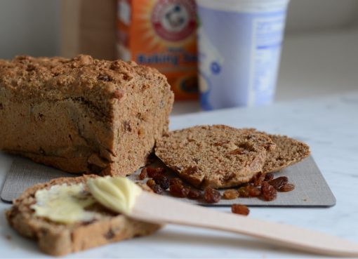 Speltbrood met yoghurt en rozijnen