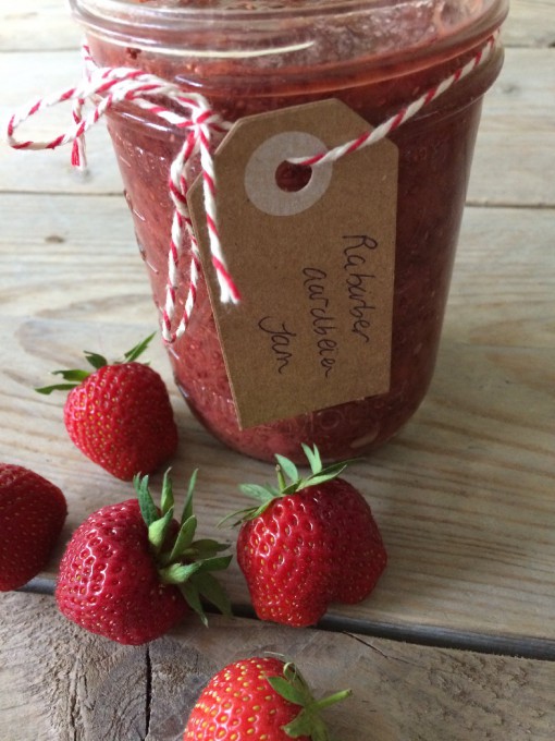 Homemade rabarber aardbeien jam