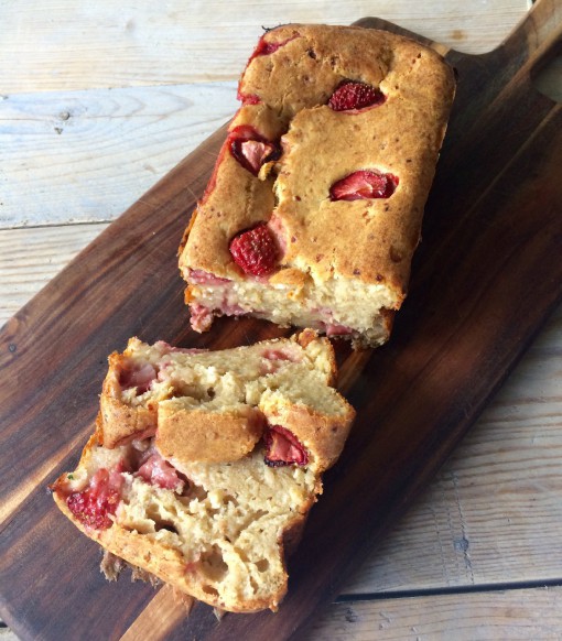 Bananencake met hüttenkäse en aardbeien