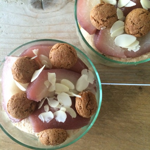 Speculaasmousse met stoofpeertjes en pepernoten