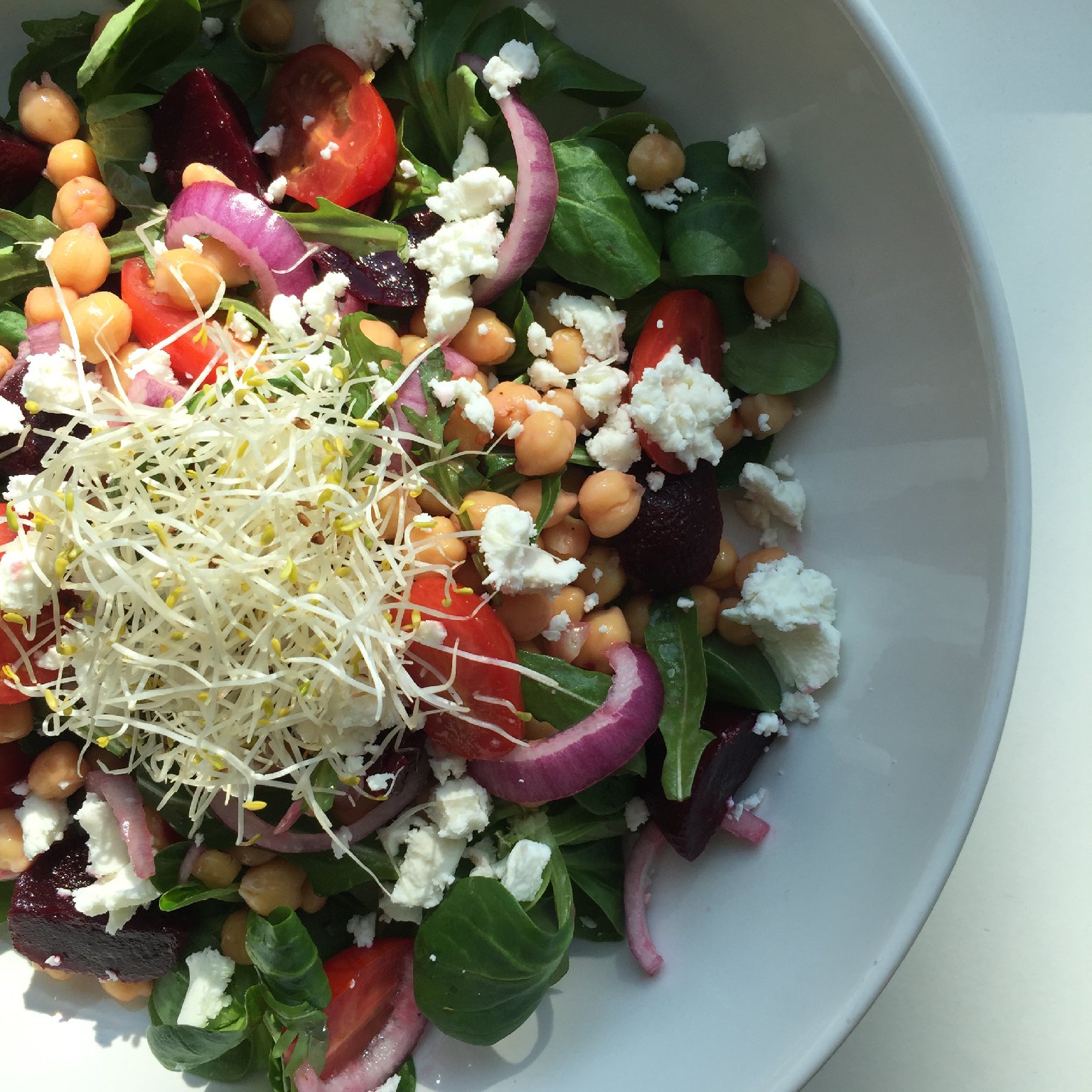 Healthy salade met kikkererwten, rode biet en geitenkaas - saladerecepten