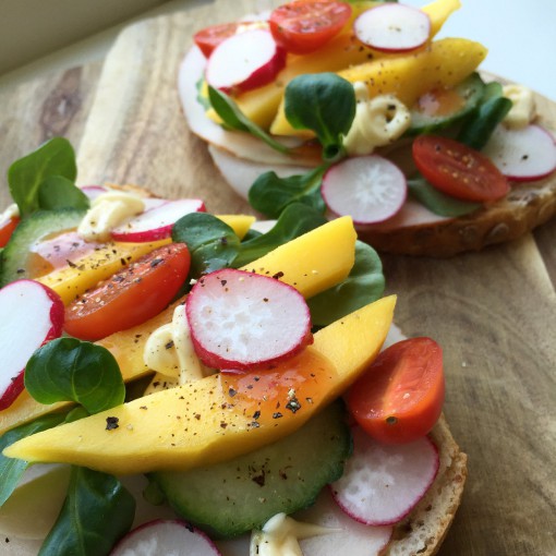 Lente sandwich met kip en mango