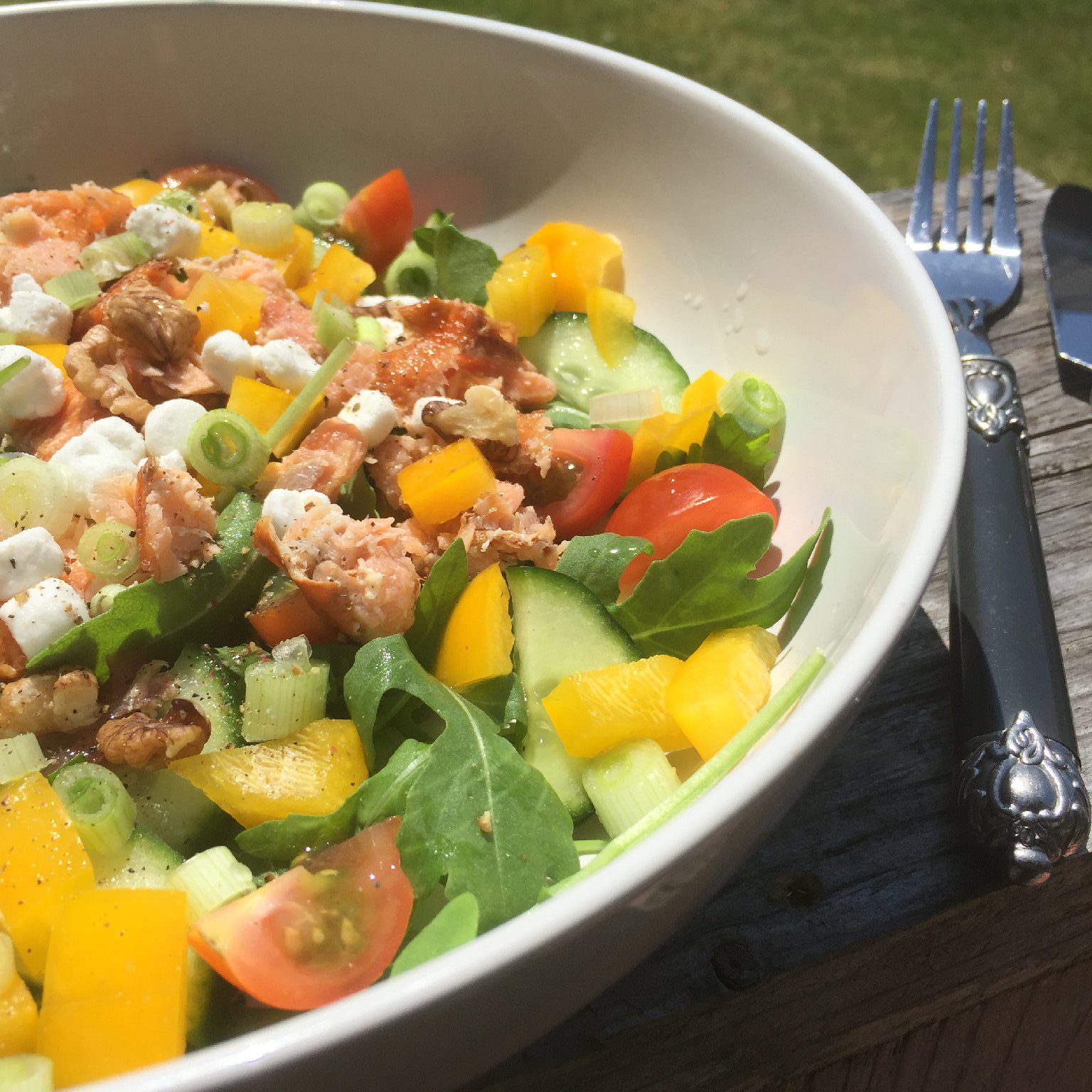 Frisse salade met zalm en geitenkaas - saladerecepten