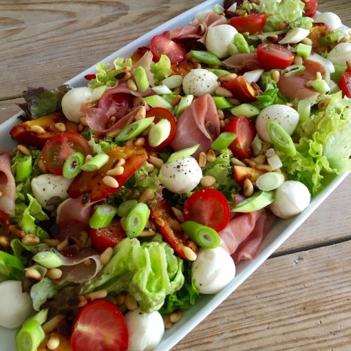 Zomerse salade met mozzarella en nectarine