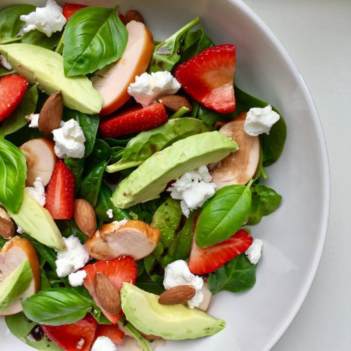 Salade met avocado, aardbei en geitenkaas