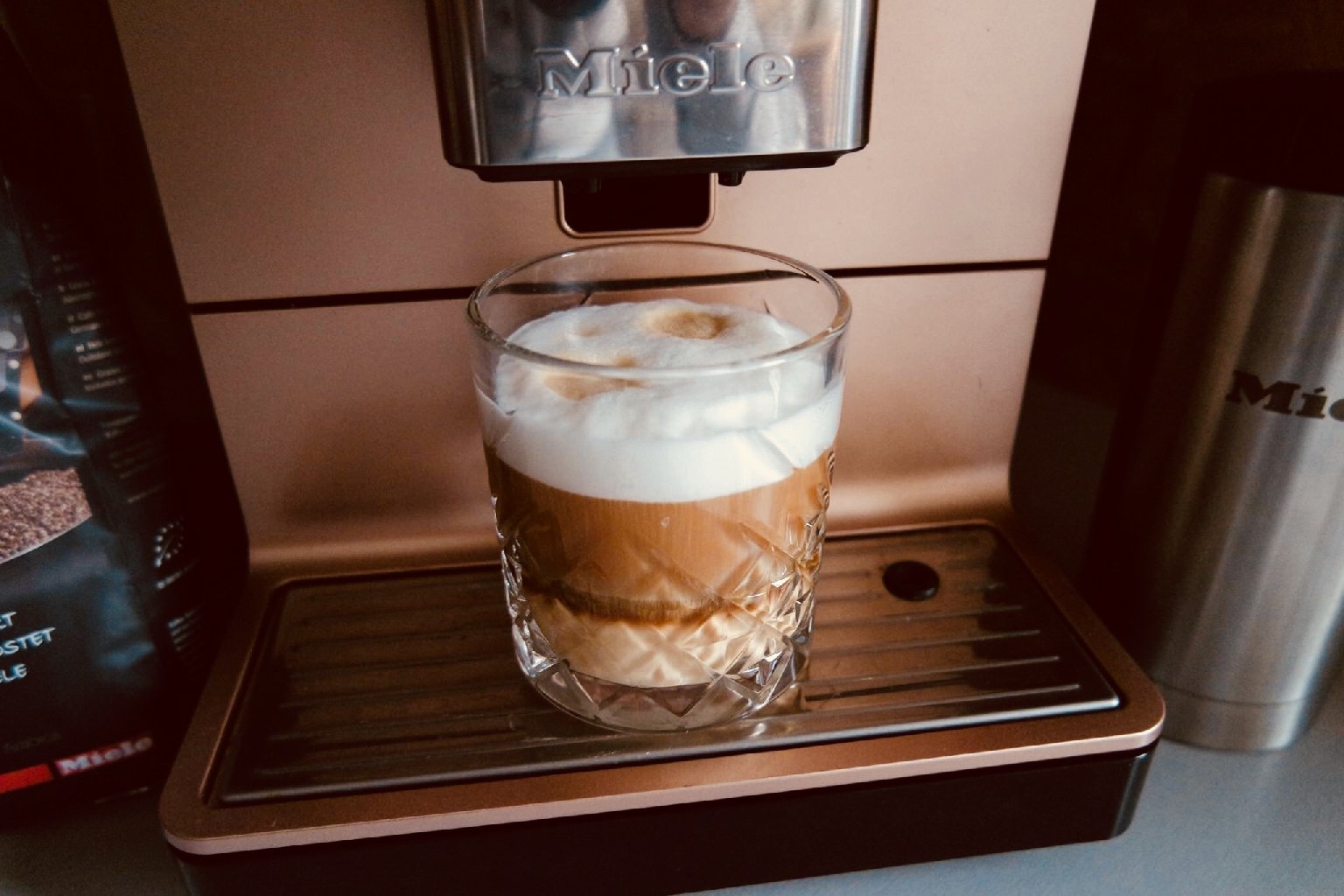 warm Tenslotte Ecologie Review Miele CM5 koffieautomaat