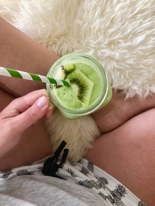 Kiwi avocado smoothie